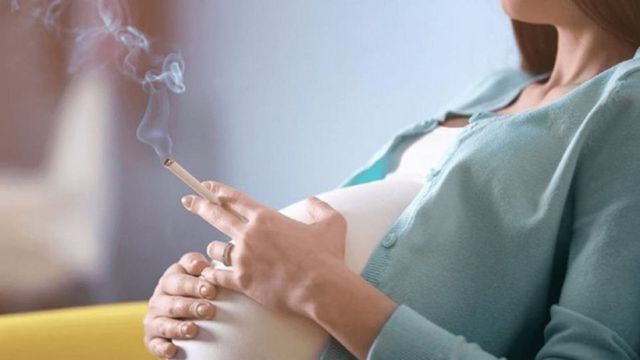 'Φουγάρα' οι Ελληνίδες- Καπνίζουν ακόμη και στην εγκυμοσύνη