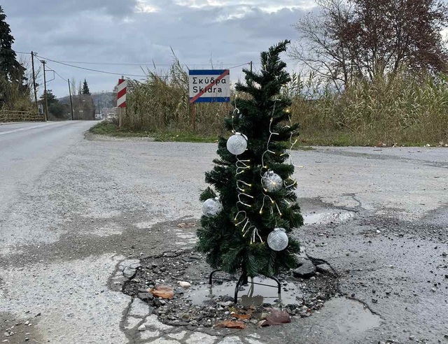 Πέλλα: Στόλισε χριστουγεννιάτικο δέντρο μέσα σε λακκούβα δρόμου