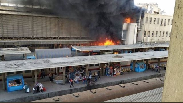 Τραγωδία στο Κάιρο: Πυρκαγιά σε σιδηροδρομικό σταθμό 