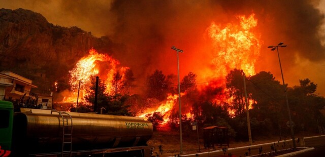 Νέο μήνυμα 112 για απομάκρυνση κατοίκων στη Φυλή - Κάηκαν σπίτια στη Χασιά