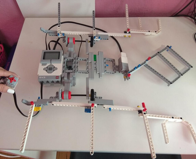 Μαθήτριες από τη Νάουσα και τον Κοπανο έφτιαξαν ρομπότ που διπλώνει τα ρούχα!