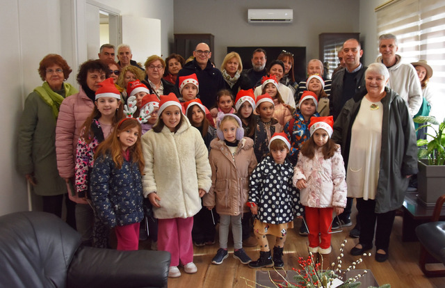 Κάλαντα από το Λύκειο Ελληνίδων Νάουσας στο Δημαρχείο