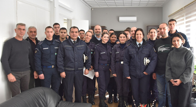 Χριστουγεννιάτικα κάλαντα από τους Δόκιμους της Σχολής Αστυφυλάκων Νάουσας στο Δημαρχείο