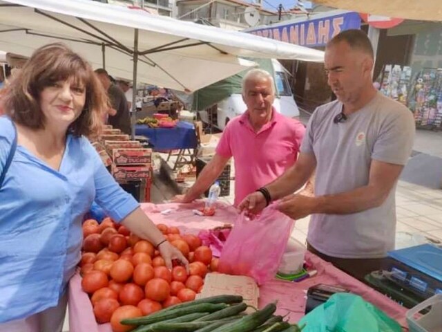 Επίσκεψη της Φρόσως Καρασαρλίδου στη λαϊκή αγορά της Βέροιας