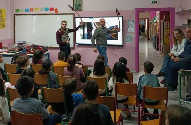 O 'Νταβέλης'  ενημέρωσε για το δρώμενο  'Γενίτσαροι και Μπούλες' τους μαθητές του Δημ. Σχολείου Πετριάς 