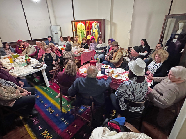 Υπέροχες καντάδες από τη χορωδία ενηλίκων του ΛΕΝ - Βίντεο