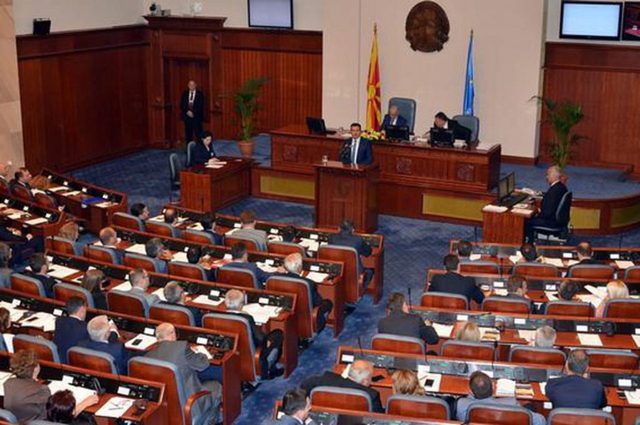 Σκόπια: Εγκρίθηκε η πρόταση Ζάεφ εν μέσω καταγγελιών για πουλημένους βουλευτές