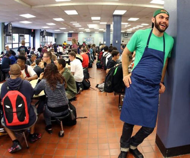 Ο σεφ που άφησε μια λαμπρή καριέρα για να ταΐσει φτωχούς μαθητές
