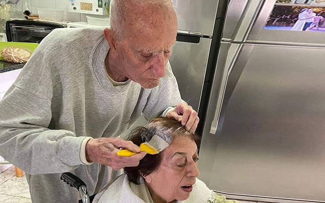 Κορωνοϊός: 92χρονος βάφει τα μαλλιά της γυναίκας του. 'Ο παππούς μου ανησυχεί αν η γιαγιά μου νιώθει περιποιημένη' έγραψε η εγγονή του