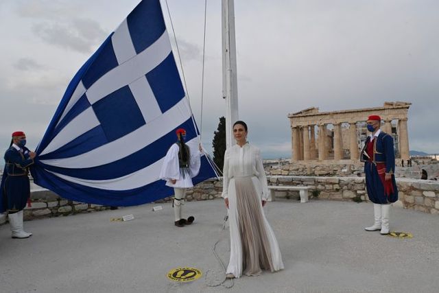 25η Μαρτίου: Η Αναστασία Ζαννή ερμηνεύει τον Εθνικό Ύμνο. Η ιστορική τελετή έπαρσης της σημαίας στον Ιερό Βράχο της Ακρόπολης